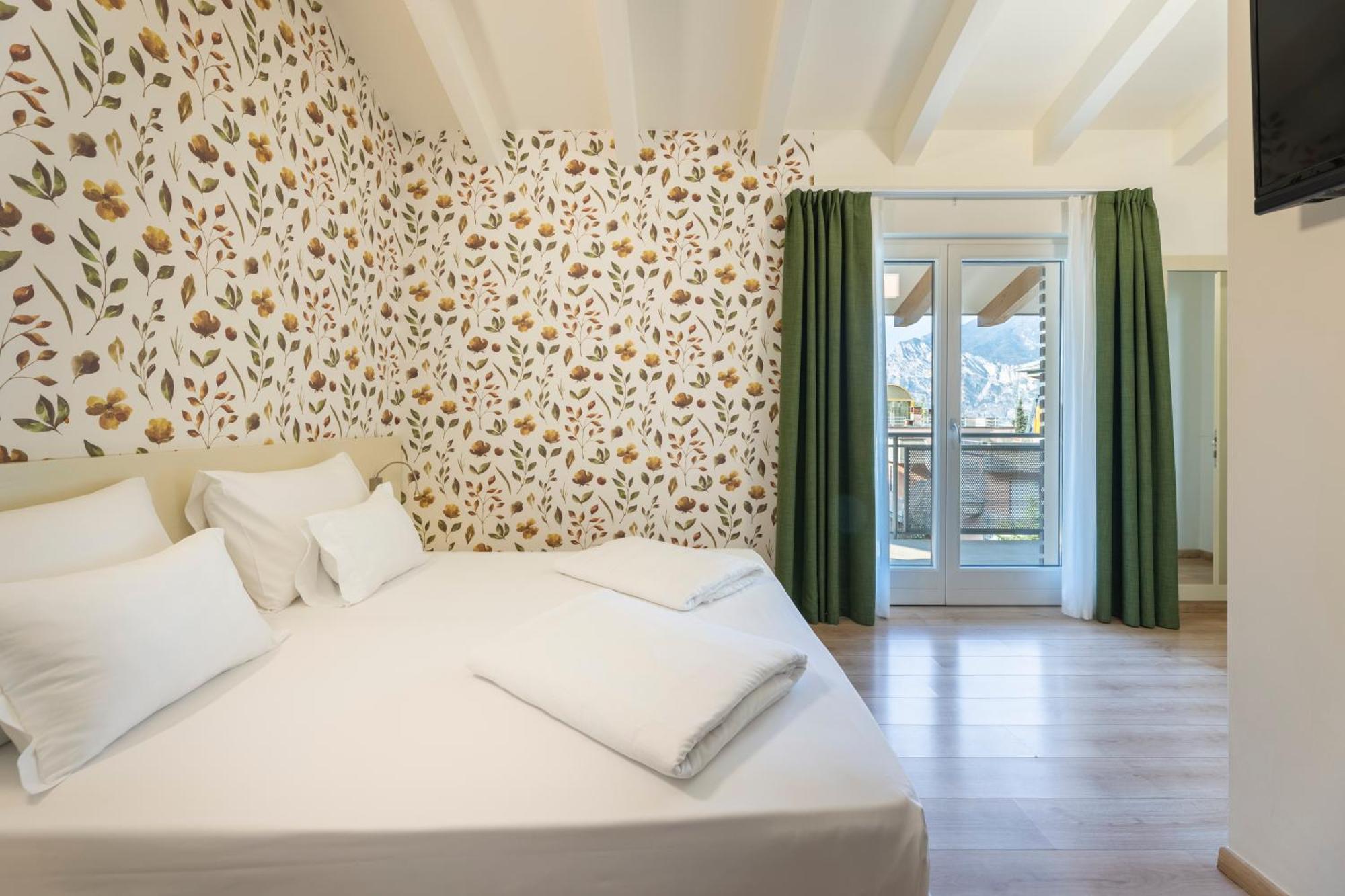 Hi Hotels Torbole - Pool & Spa Torbole Sul Garda ภายนอก รูปภาพ