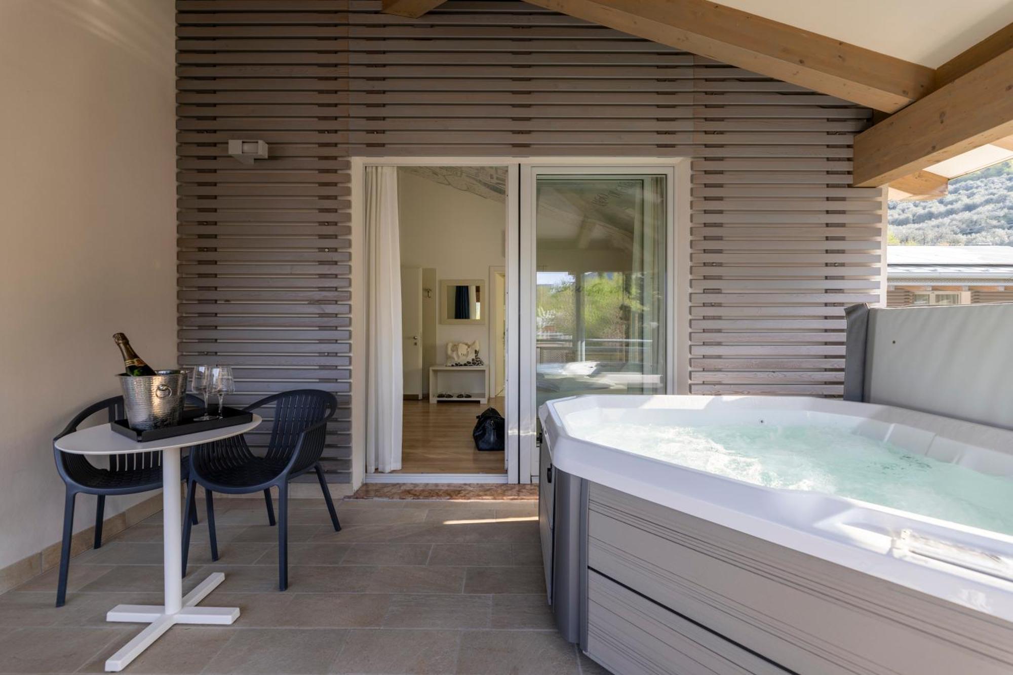 Hi Hotels Torbole - Pool & Spa Torbole Sul Garda ภายนอก รูปภาพ